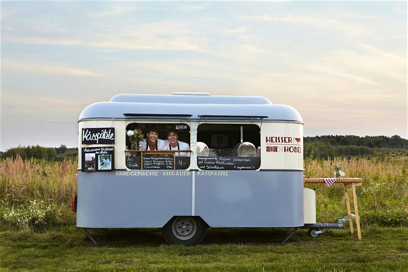 Sensasi Makanan Restoran Dengan Suasana Jalanan